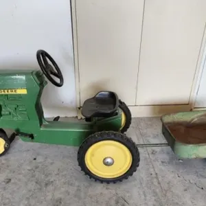 1970s John Deere 520 Pedal Tractor w/Wagon