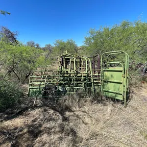 Powder River Cattle Chute with Arch Frames