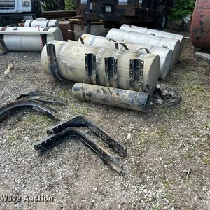 (4) Kenworth fuel tanks