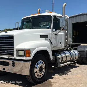 2014 Mack CHU613 semi truck