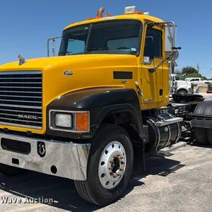 2010 Mack Pinnacle CHU613 semi truck