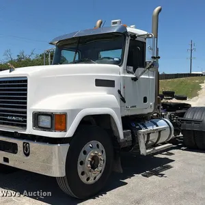 2014 Mack CHU613 semi truck