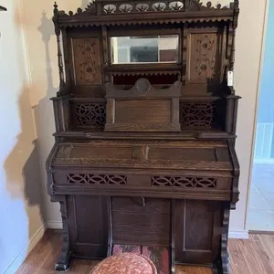 This Chicago Cottage pump organ features a