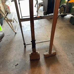 2 sledge hammers