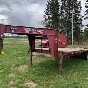 *OFFSITE* 2007 MUSTANG 25 FT GOOSENECK FLAT DECK EQUIPMENT TRAILER, T/A, BEAVER TAIL RAMPS, 12,315 LB GVWR S/N 2M9FD727071142166