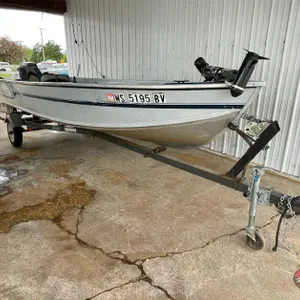 Alumacraft Fishing Boat w/ Trailer