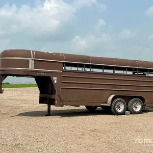 1990 Lift-Off 16 ft T/A Gooseneck Livestock Trailer