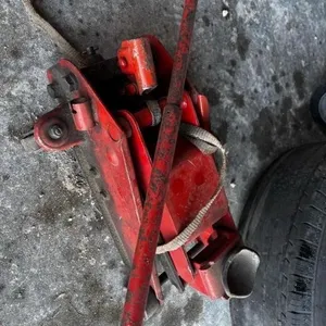 Rolling heavy duty floor jack
