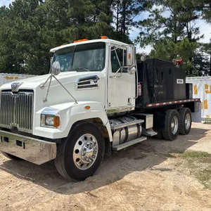 2017 WESTERN STAR 4700 SF T/A FUEL & LUBE TRUCK VIN: 5KJJAVDV2HPHR6165