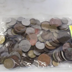 2.5 POUNDS OF VARIOUS ESTATE WORLD COINS IN BAG