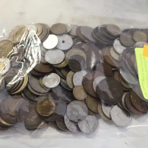 2.5 POUNDS OF VARIOUS ESTATE WORLD COINS IN BAG