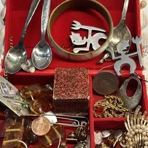 Vintage Estate Jewelry Box Lot Pins Earrings brooc