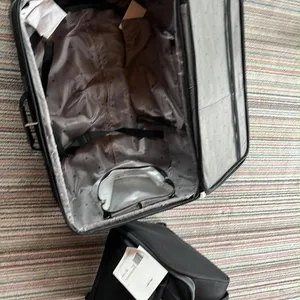 OFFSITE - 2 piece luggage set, in good condition,