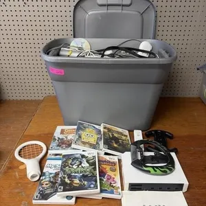 Tote of Wii And Accessories/Games