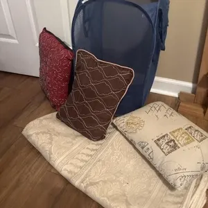 Pop up hamper, 3 decorative pillows, table cloth