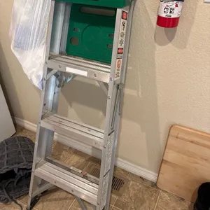 HUSKY 4 FT LADDER