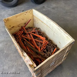 Approximately 100 chain snap binders