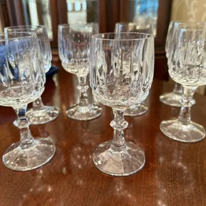 Stemmed wine glasses (7)