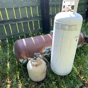 100 LBS PROPANE BOTTLE & 20 LBS AUTOMOTIVE PROPANE TANK