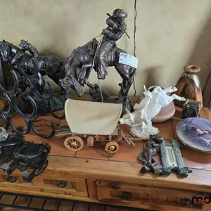 Assorted Western Decorative Pieces
 UNRESERVED