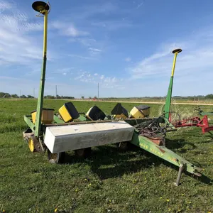 John Deere 7000 6 row 30 Planter
