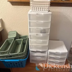 LOT OF PLASTIC ORGANIZERS