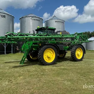 John Deere R4045 Self-Propelled Sprayer