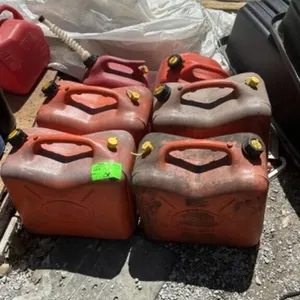 Gas Cans, (4) 6 Gallon, (2) 2 Gallon