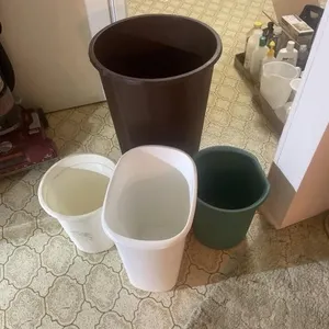 4 plastic trash cans