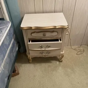 2 nightstands