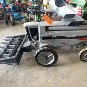 Gleaner Combine S77 Pedal Combine