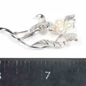 STERLING SILVER FLORAL MOTIF BROOCH