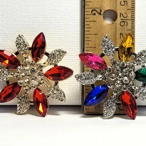 26)  LOT OF 2 SPARKLY BROOCHES.