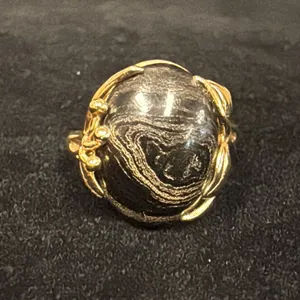 APPROX 14K LADIES RING SET WITH BLACK WOOD (3.9G)