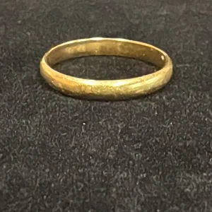 APPROX 18K LADIES WEDDING RING (2.2G)