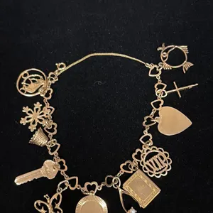 APPROX 10K CHARM BRACELET WITH MULTIPLE APPROX 9K+ CHARMS (18.8G)