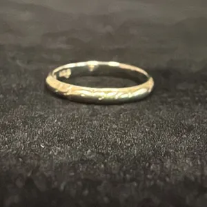APPROX 18K LADIES WEDDING RING (2.1G)