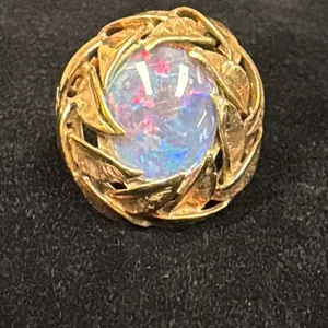 APPROX 10K LADIES RING SET WITH OPAL TRIPLET (6.2G)
