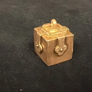 APPROX 9K FOLDING BOX CHARM (9.5G)