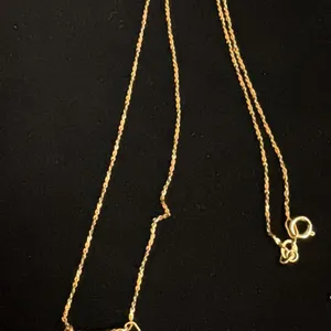 APPROX 10K CHAIN (20") WITH TWO APPROX 10K PENDANTS (3.4G)