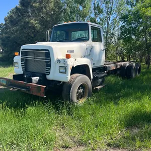 1991 Ford L8000 tandem axle cab & chassis