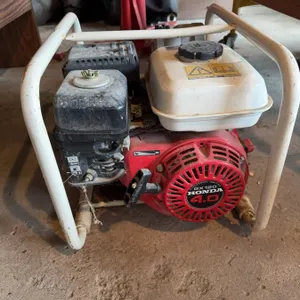 Honda GX120 4.0 engine with a pump mounted on a metal frame. Gas-powered model with pull start. Feat