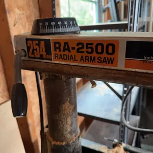 RA-2500 radial arm saw with a 10-inch blade and a 254 mm cutting capacity. The saw is mounted on a m