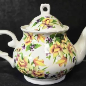 Porcelain teapot w/lid; Possibly Sadler England