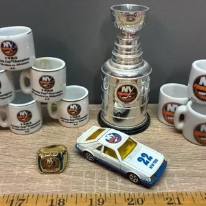 NY Islanders Collectibles. *SC. Unknown