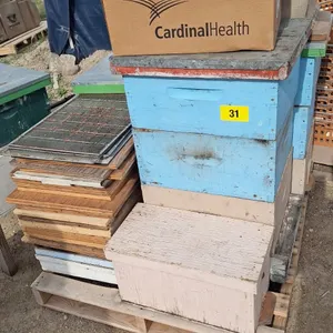 1 Pallet Bee Boxes with Frames
