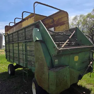 John Deere 25ft Front Unload Silage Wagon