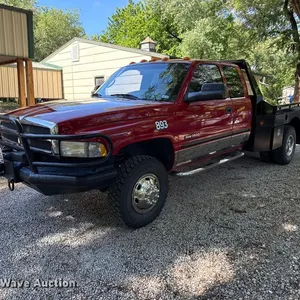 2001 Dodge Ram 3500 Ext. Cab flatbed pickup truck
