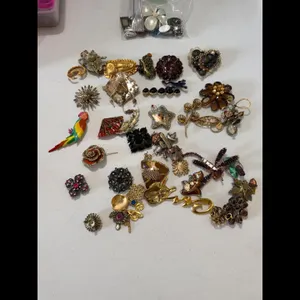 Mixed lot of Vintage Costume Jewelry Brooches