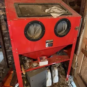 Central Pneumatic Sandblast Cabinet, 
40 Lbs.